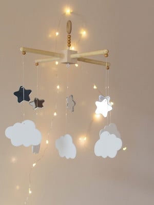Mobile de berço estrelas e nuvens