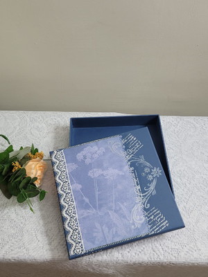 Caixa quadrada na cor azul, trabalhada com scrap book