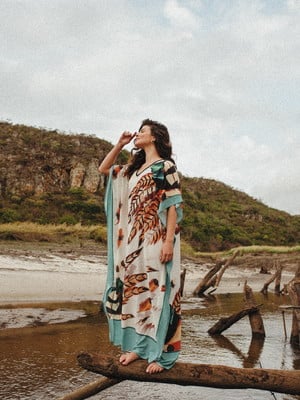 Kaftan vestido longo estampada penas toque de seda