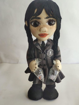 Wandinha com uniforme