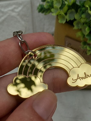 Chaveiro arco-íris em acrílico espelhado dourado