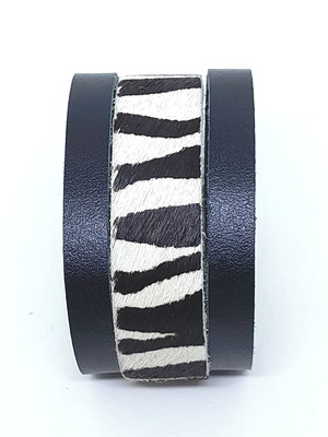 Pulseira em couro natural em preto e branco com fecho ímã