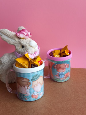 Caneca com 2 bolinhos de chocolate- páscoa
