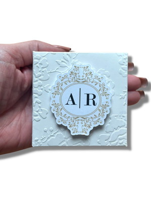 Caixa para 4 doces 8x8x4 cm com monograma