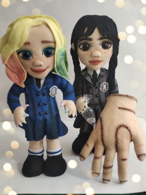 Wandinha, enid e mãozinha