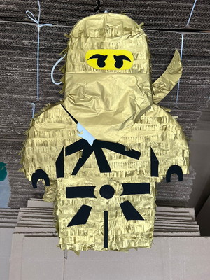 Pinhata ninja go dourado m, com bastão, tapa olhos e confete