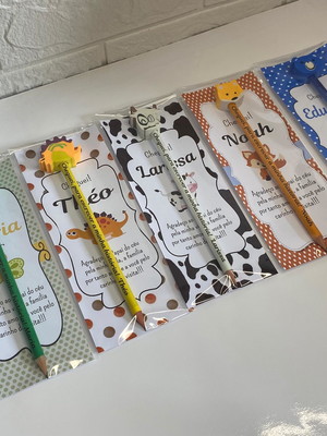 Lápis apontado com boneco de borracha cartela personalizada