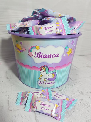 1 balde com 100 balas unicórnio