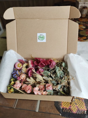 Caixa com flores secas