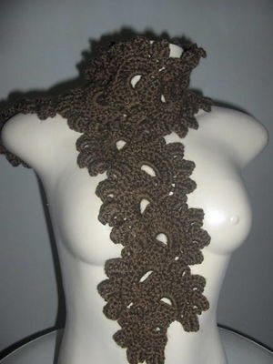 Cachecol marrom em crochet waves