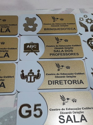 Placas de identificação personalizadas com símbolo espelhado
