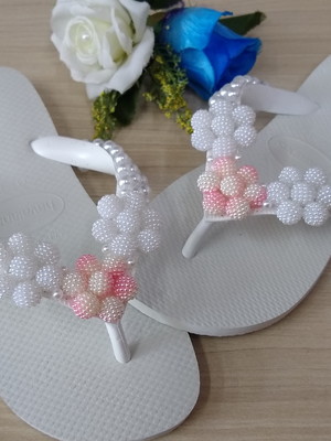 Havaianas customizadas com pérolas