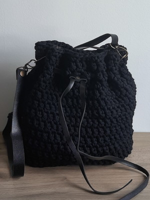 Bolsa saco feita em crochê