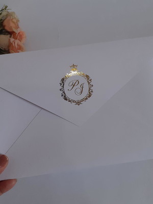 Envelope convite branc 16 x 23 com monograma ou arte dourado