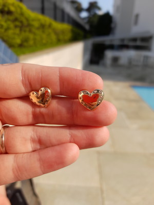 Brinco maciço de coração cravejado com pedras ao redor
