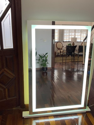 Espelho retangular com iluminação em led 137 cm a x 89 cm c