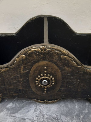 Caixa porta controle feita de papelão.