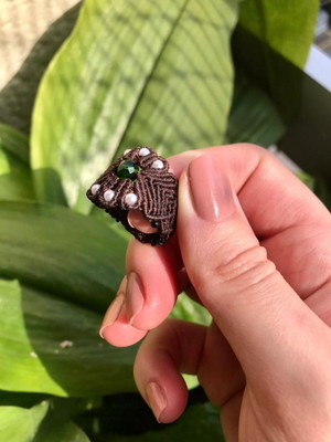 Anel marrom cristal e pérolas micromacramé artesanal