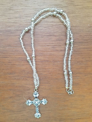 Colar de crucifixo prateado com cristais swarovski