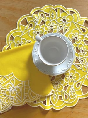 Sousplat amarelo tema rosas e guardanapo