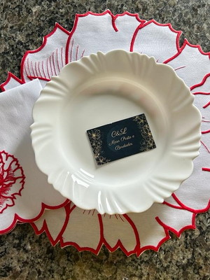Sousplat branco no tema flor e guardanapos