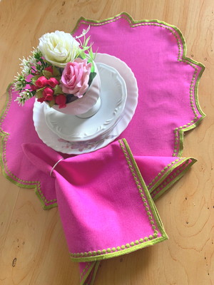 Sousplat rosa com linhas verde limão e guardanapo