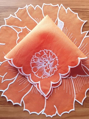 Sousplat laranja flor com guardanapo