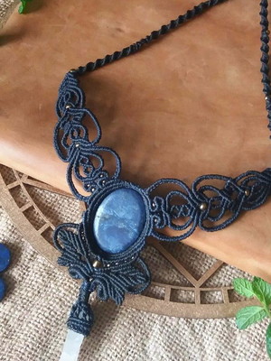 Máxi colar em macramê com lápis lazuli e cristal