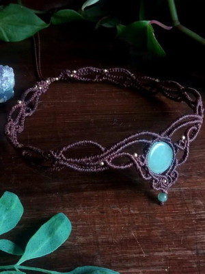 Headband em macramê com quartzo verde