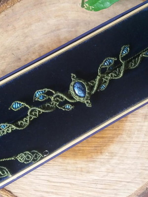 Headband místico em macramê com sodalita