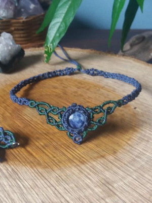 Headband em macramê com sodalita