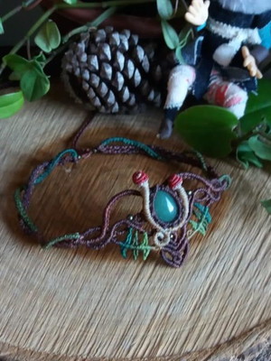 Headband em macramê amanita muscaria com quartzo verde