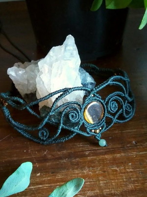 Headband elfico em macramê com olho de tigre