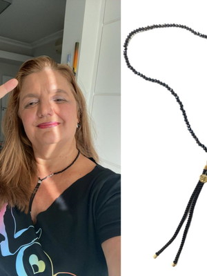 Colar gravatinha cristais e fio de algodão