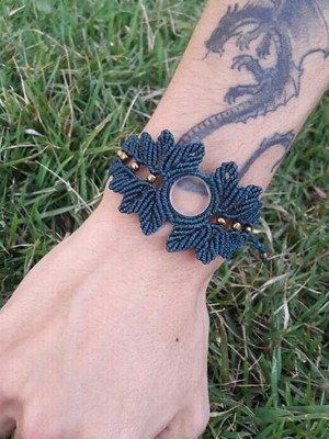 Pulseira em macramê com quartzo cristal