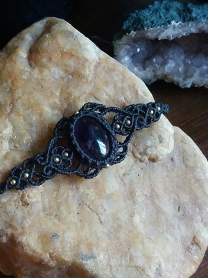 Pulseira em macramê com ametista