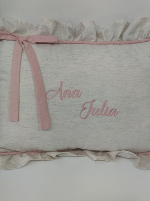 Almofada decorativa de berço em linho com nome em rose
