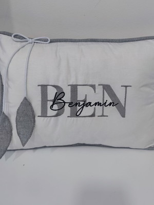 Almofada decorativa de berço branca e cinza com nome do baby