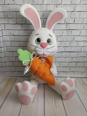 Boneco de feltro - coelhinho sentado