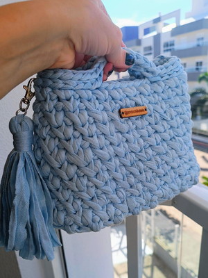 Bolsa de crochê estilo clutch com tassel