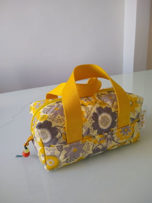 Nécessaire box com alça de mão