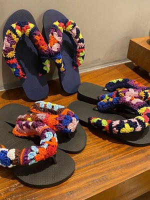 Chinelo costumizado em crochê base preta