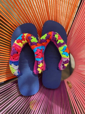 Chinelo costumizado em crochê base azul escuro