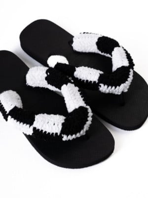 Chinelo costumizado em crochê base preta