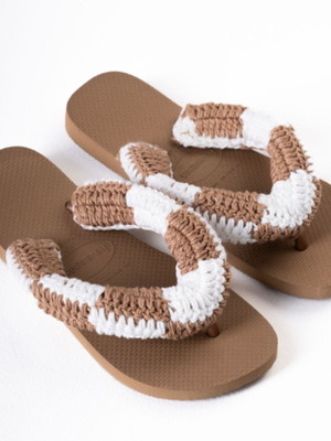 Chinelo costumizado em crochê base nude
