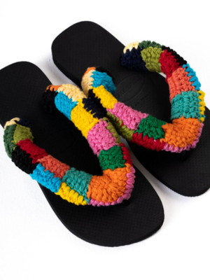 Chinelo costumizado em crochê base preta