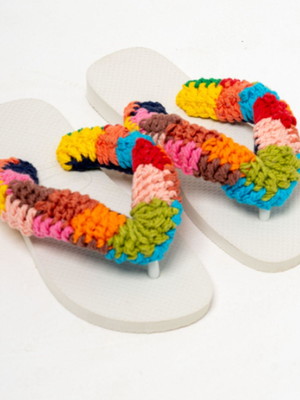 Chinelo costumizado em crochê base branca