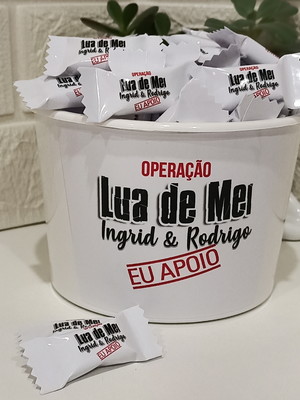 Balde com 200 balas personalizadas operação lua de mel