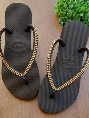 Chinelo havaianas decorado com strass simples e elegante