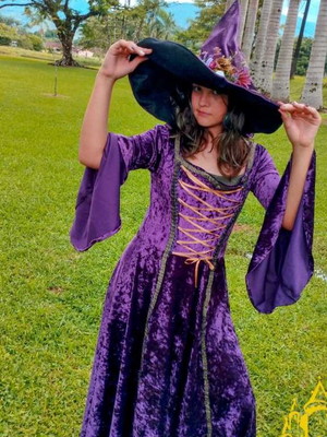 Conjunto medieval vestido e chapéu na cor roxo luxo